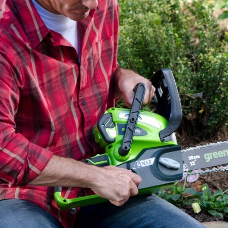 GreenWorks-2000219-40V-12-Cordless-Chainsaw-Includes-Battery-and-Charger-0-1